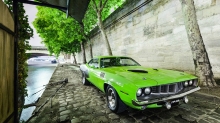 Яркий зеленый Plymouth Barracuda 1971 года на нижних улицах города